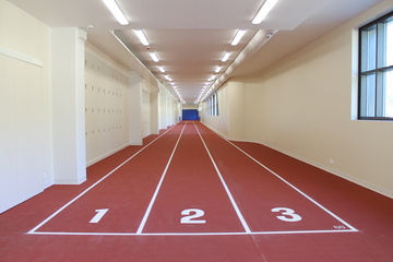 Kuvassa liikuntahallin juoksusuora. Radat 1 2 ja 3.