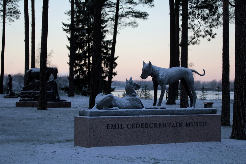 Yleiskuva Emil Cedercreutzin museon veistospuistosta. 