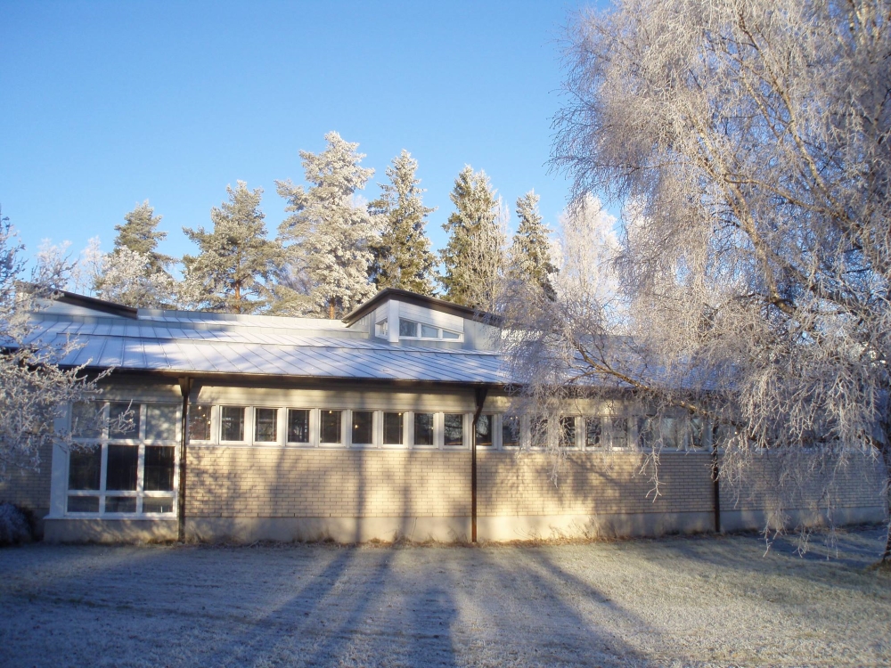 Talvinen kuva kirjastosta takapihalta
