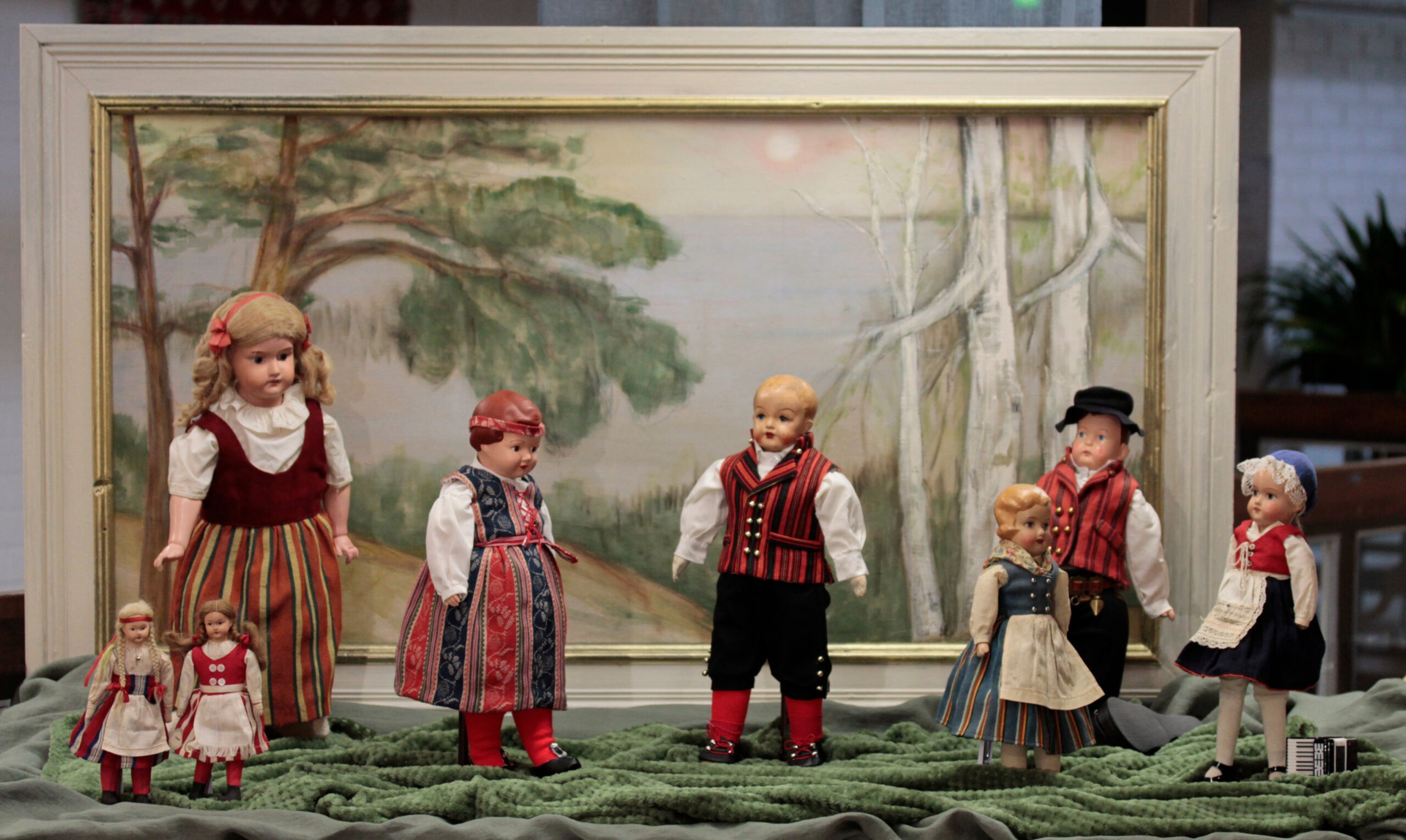 Kansallispukuisia Martta-nukkeja näyttelyssä Rakas Martta - Elämäni nukke. Kuva: Emil Cedercreutzin museo.