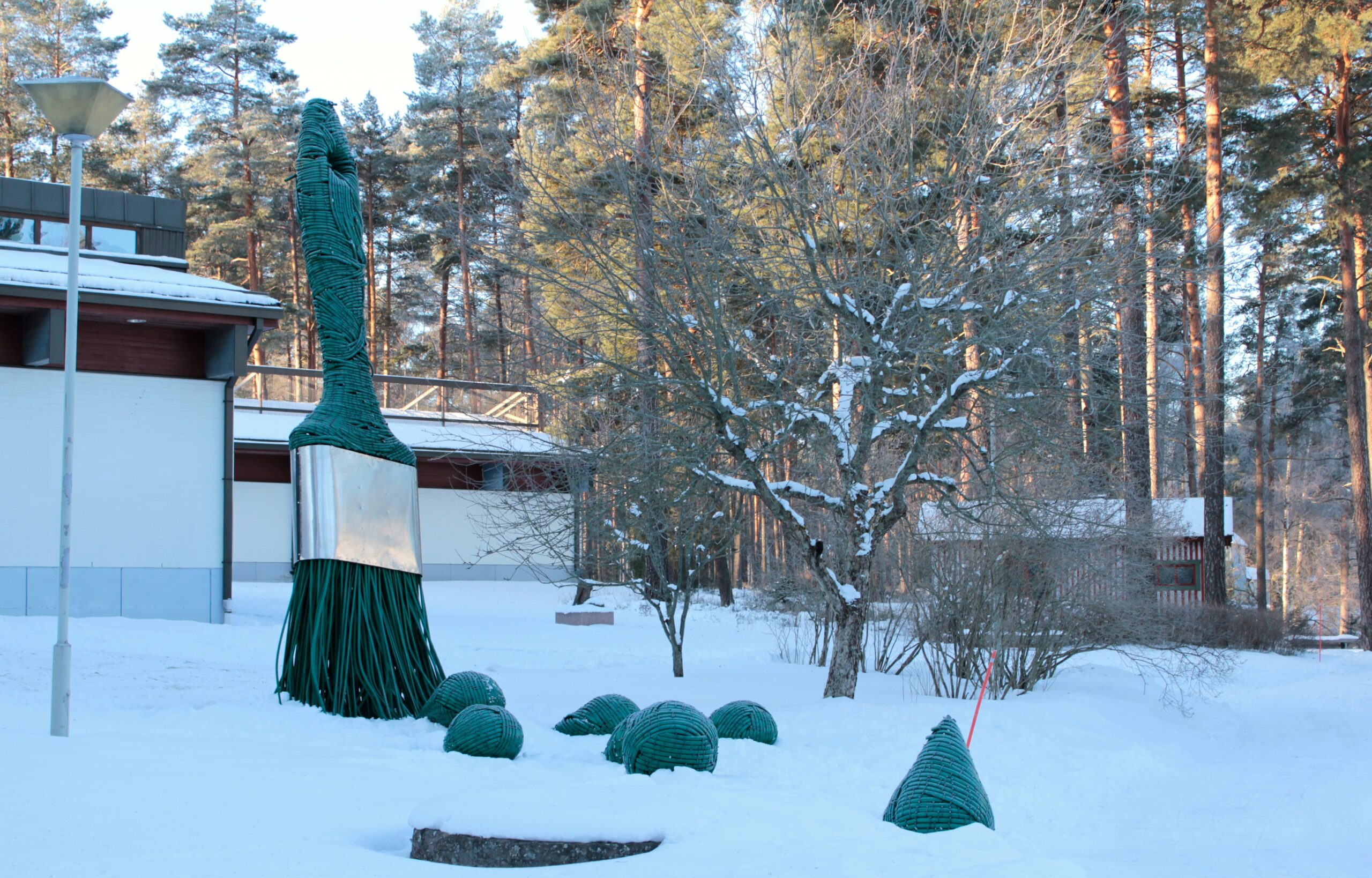 Yksi VUO-näyttelyn teoksista löytyy myös museon sisäpihalta. Kuvassa Tapio Haapalan teos W!. Kuva: Emil Cedercreutzin museo.