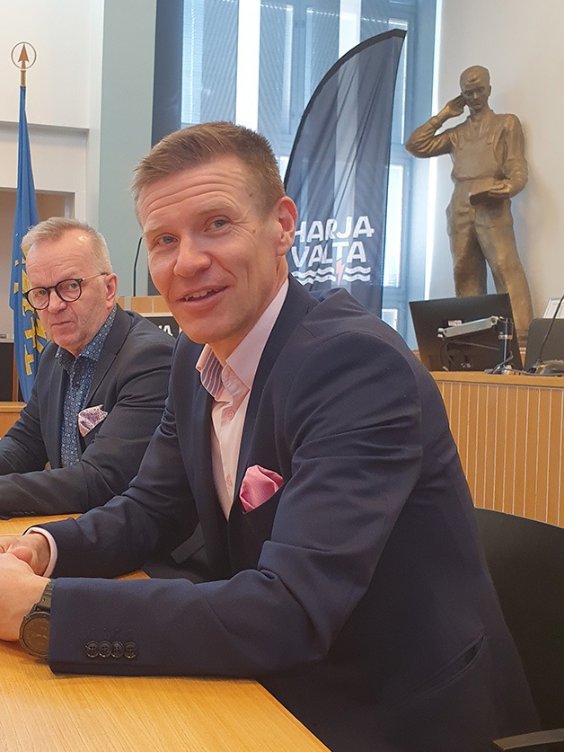 Vasemmalla Harjavallan kaupunginjohtaja Hannu Kuusela ja oikealla P2X Solutionsin toimitusjohtaja Herkko Plit.