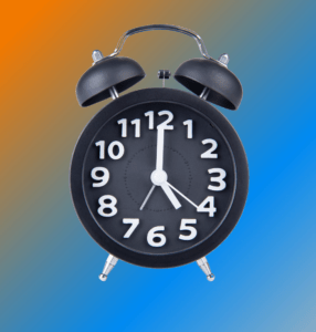 Kuvassa herätyskello, joka näyttää kello viittä.