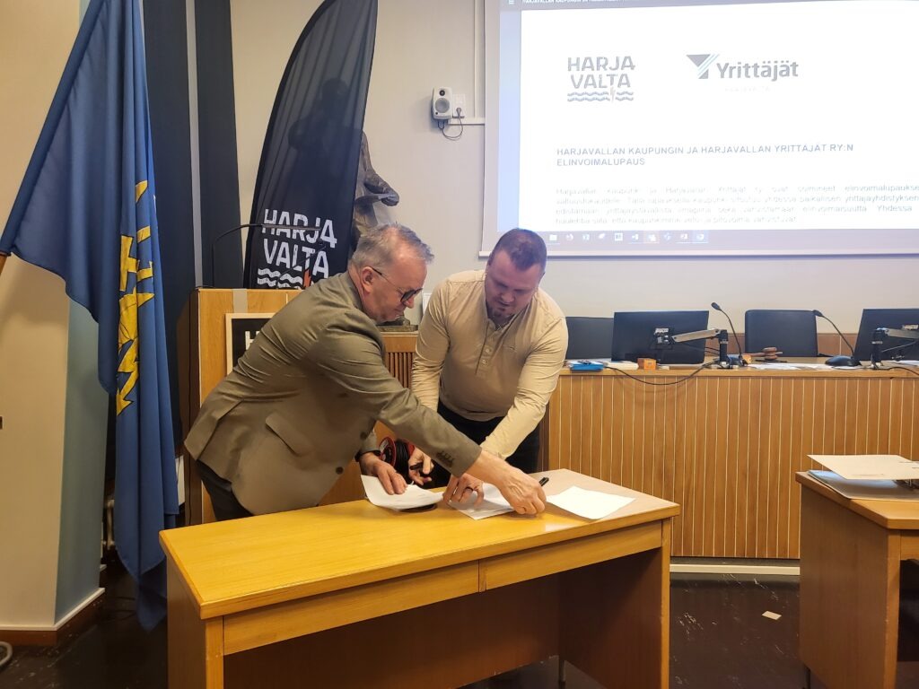 Kaupunginjohtaja Hannu Kuusela (vasemmalla) ja oikealla Harjavallan yrittäjäyhdistys ry:n puheenjohtaja Juuso Mäkelä vaihtavat allekirjoitettavia Elinvoimalupauksia.