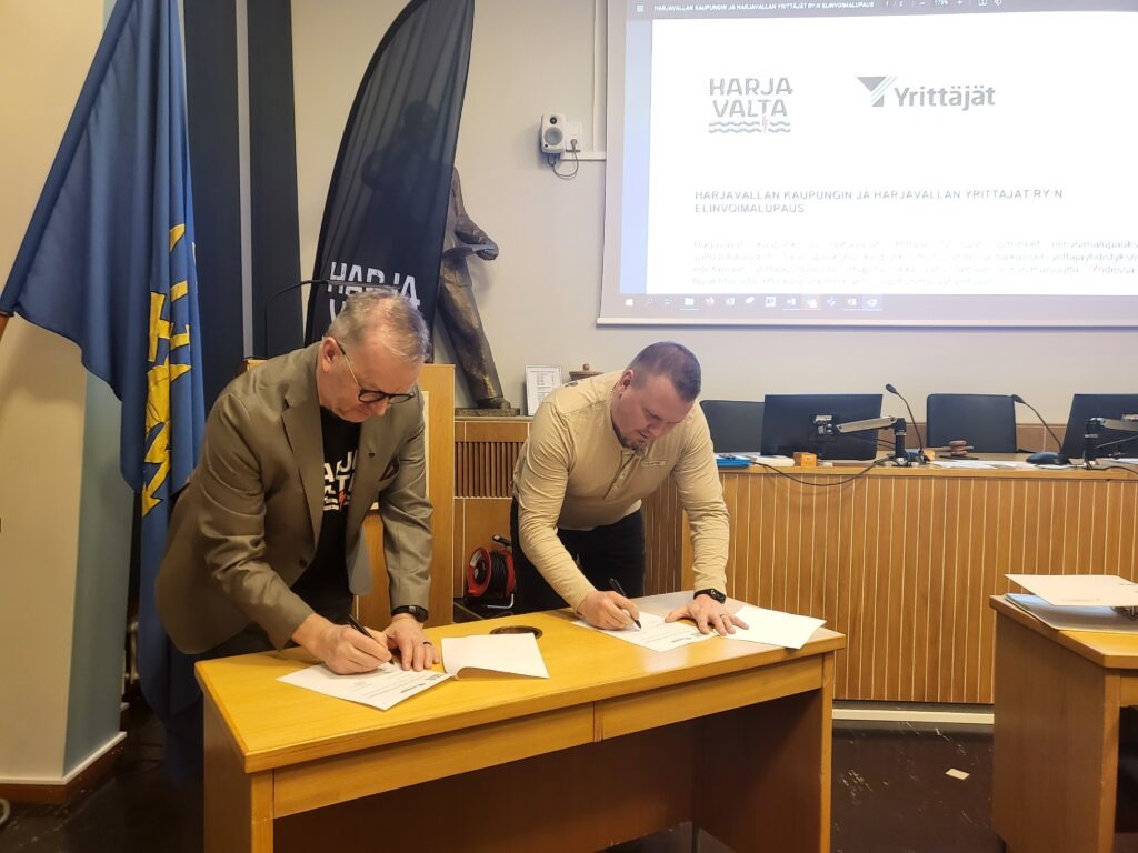 Kaupunginjohtaja Hannu Kuusela (vasemmalla) ja Harjavallan yrittäjäyhdistys ry:n puheenjohtaja Juuso Mäkelä vaihtavat allekirjoittavat Elinvoimalupauksen.