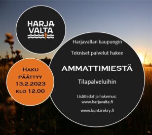 Maisemataustakuva. Keskellä musta ympyrä jonka päällä hakuteksti. Vasemmalla ylhäällä musta ympyrä, jonka päällä Harjavallan kaupungin logo ja alhaalla vasemmalla oranssi ympyrä jossa paikan hakuaika 13.2.23 klo 12.