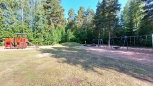 kiipeilyteline, liukumäki, keinut