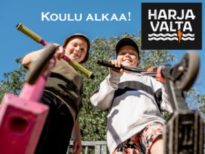 Lapsia joilla potkulaudat, Koulu alkaa teksti, Harjavallan kaupungin logo
