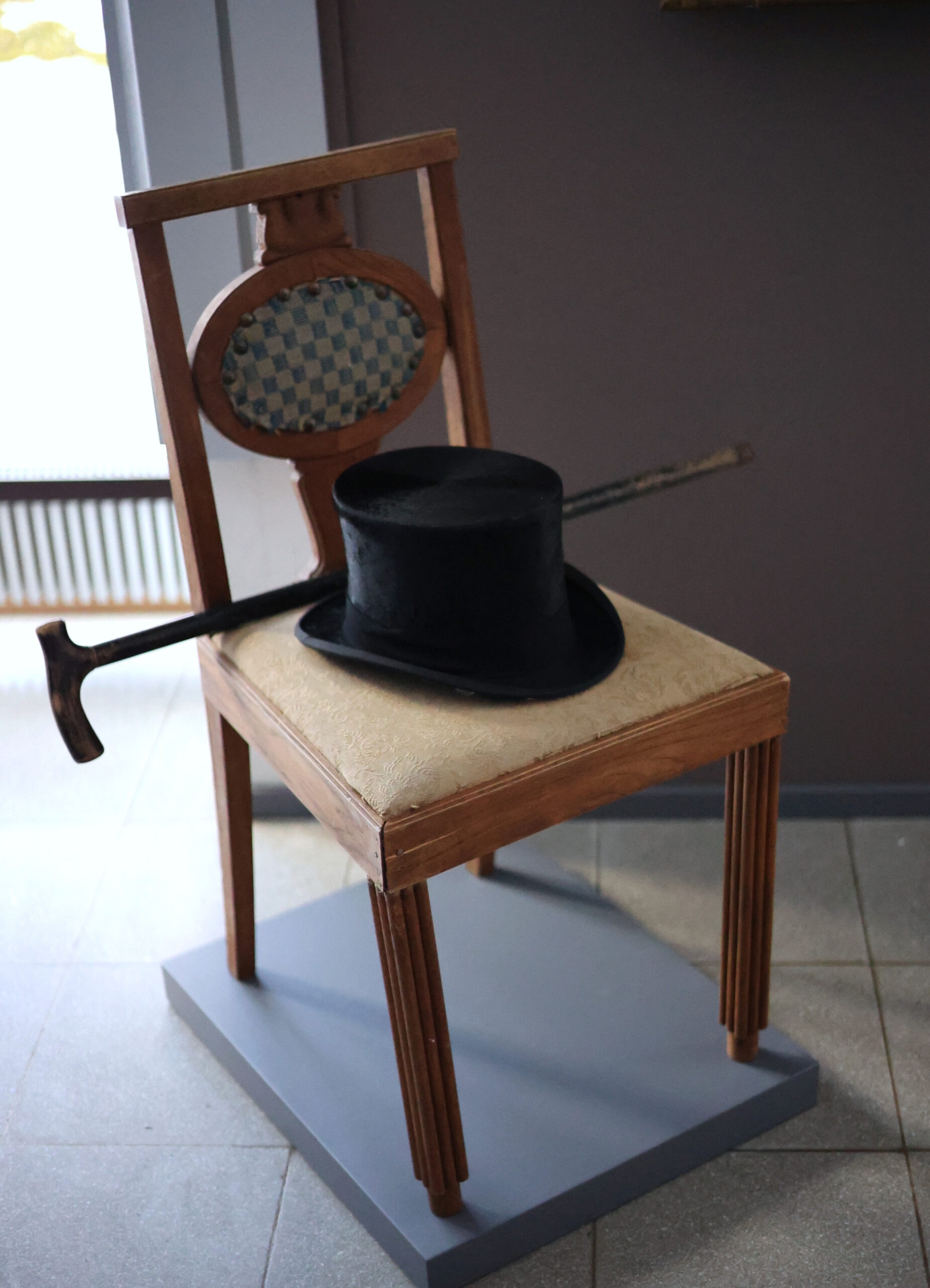 Kuvan tuoli on kuuluu Emil Cedercreutzin jäämistöön. Kuva: Emil Cedercreutzin museo. 
