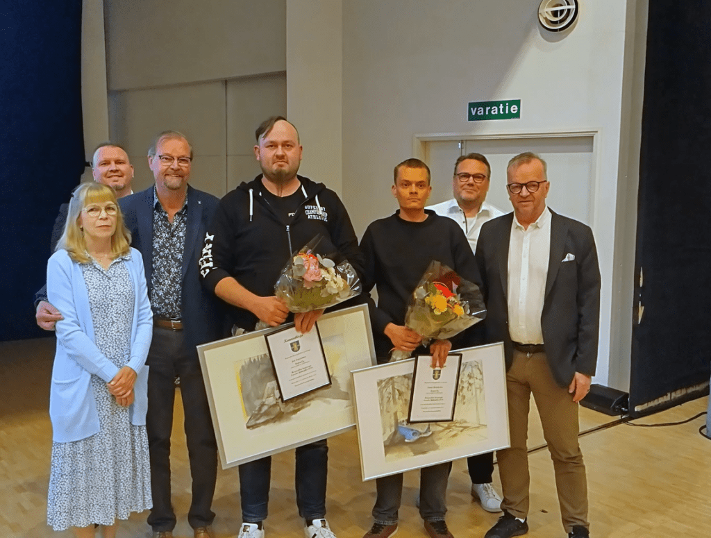 Kuvassa Jari ja Tommi vastaanottamassa palkintoa. 