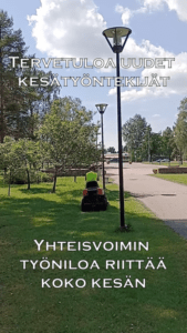 Kuvassa nuorileikkaamassa nurmikkoa.