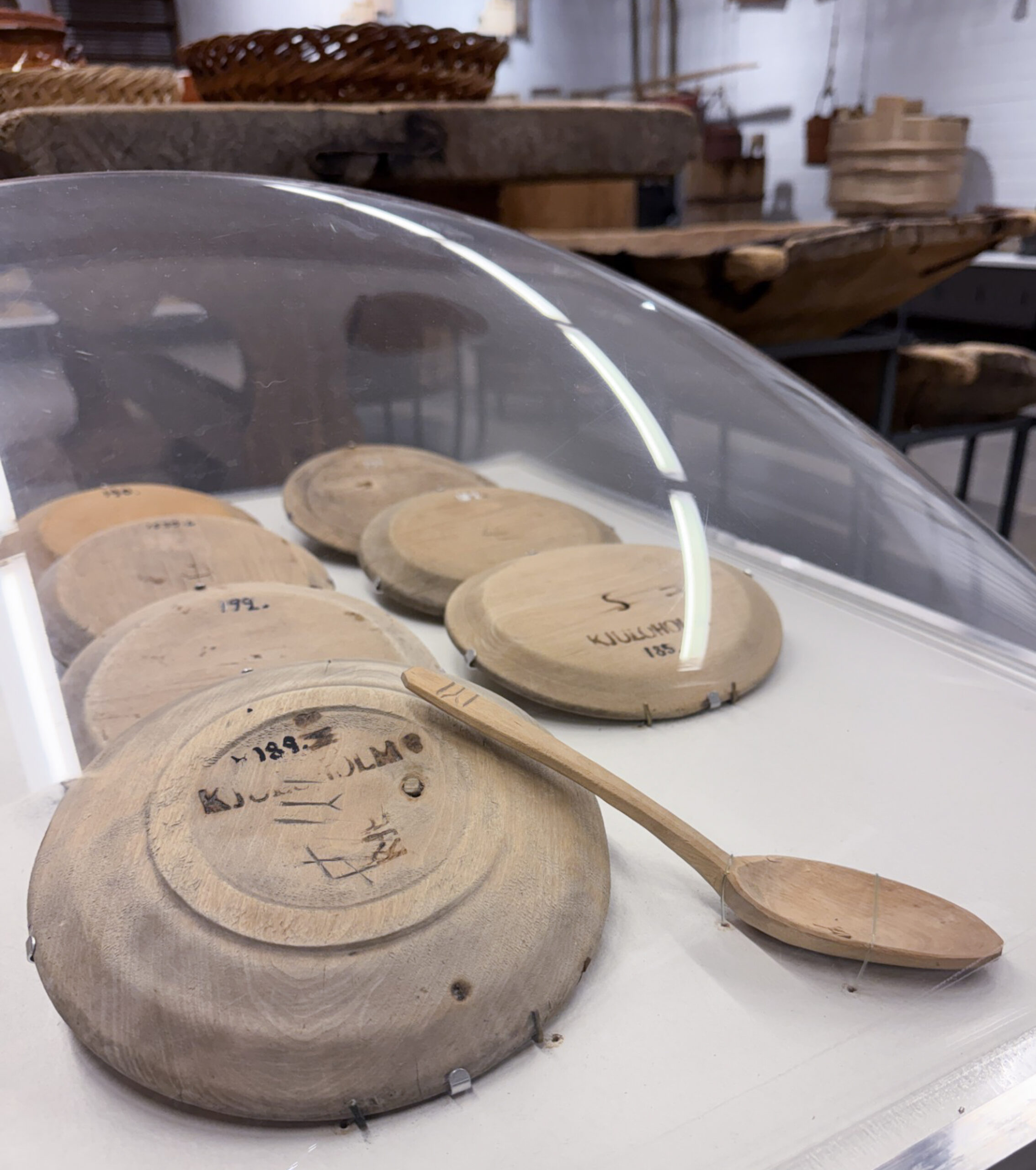 Kuvassa puulautanen ja lusikka