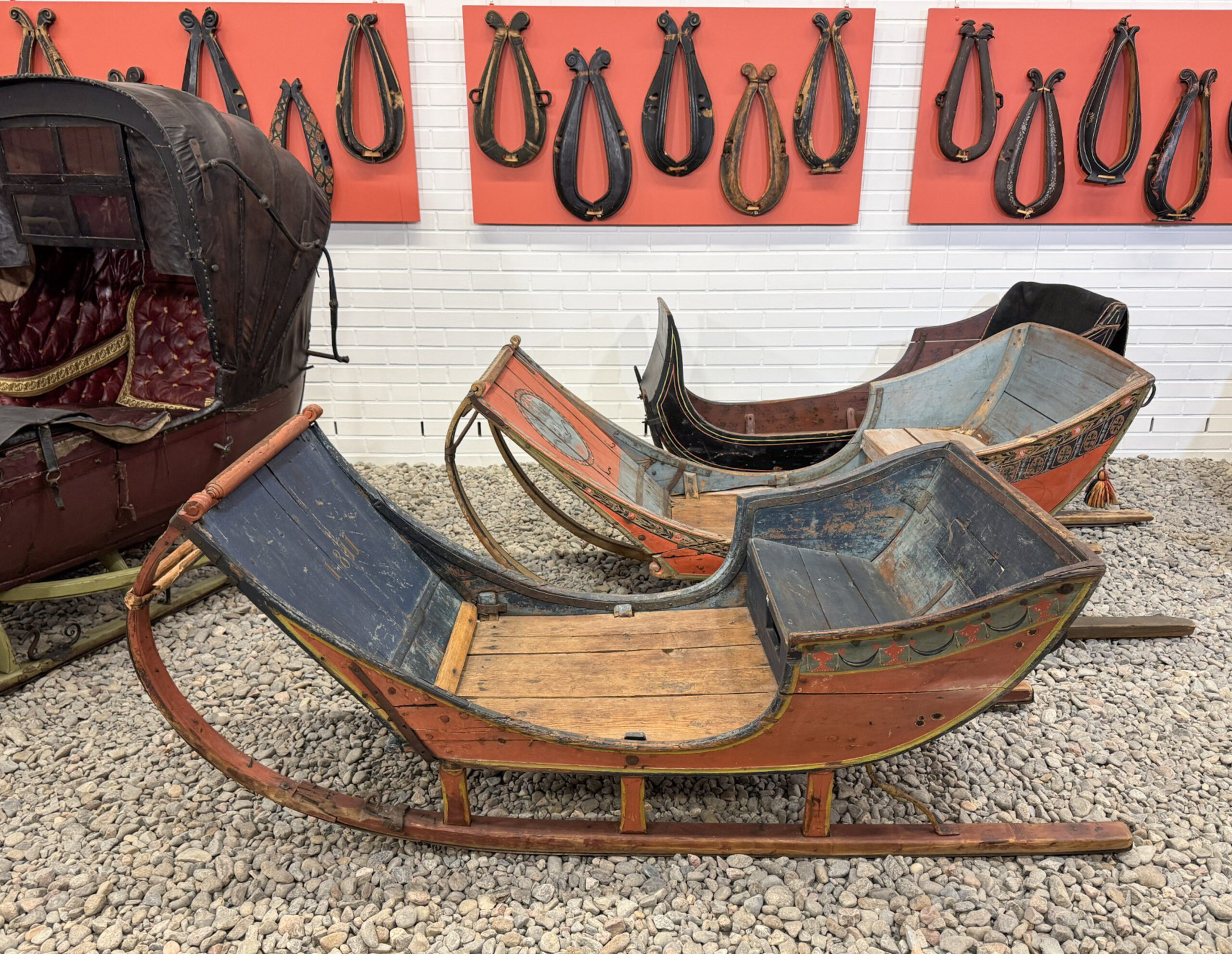 Kuvassa kuukauden esineenä oleva reki. 