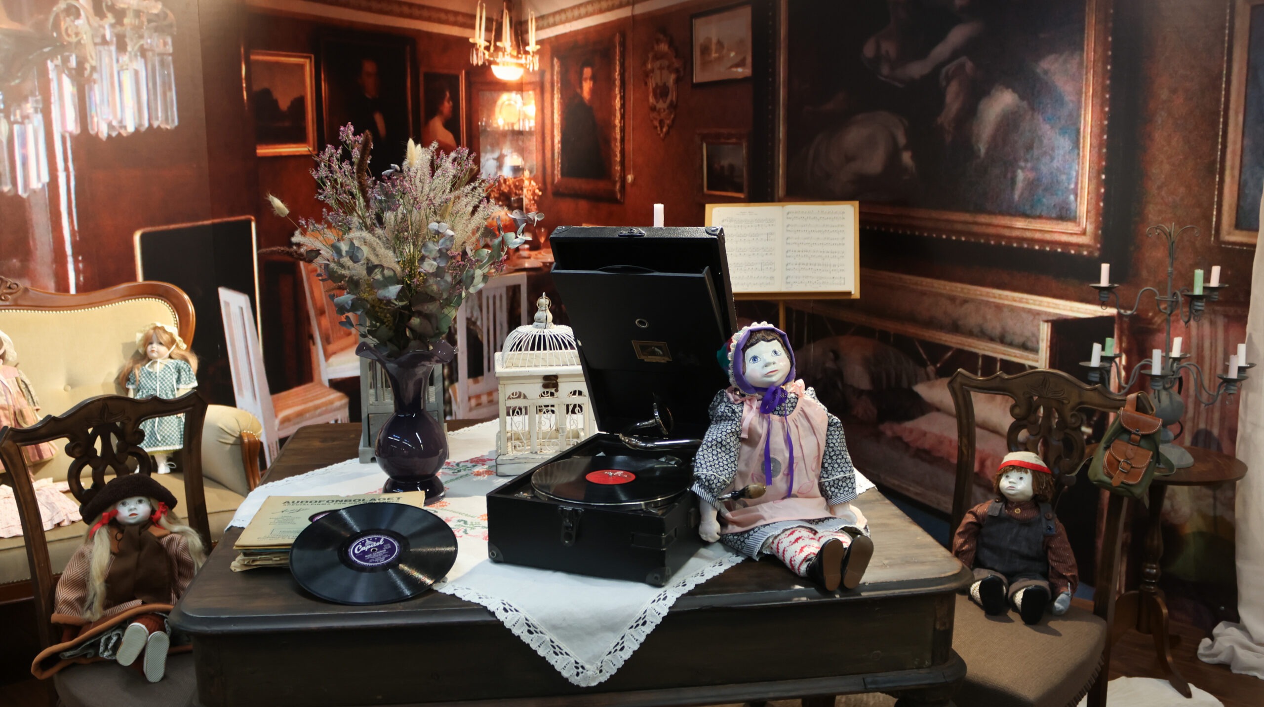 7. Sirkka Muurelan nukkeja pöydän ympärillä, kuva Satu Tenhonen-4