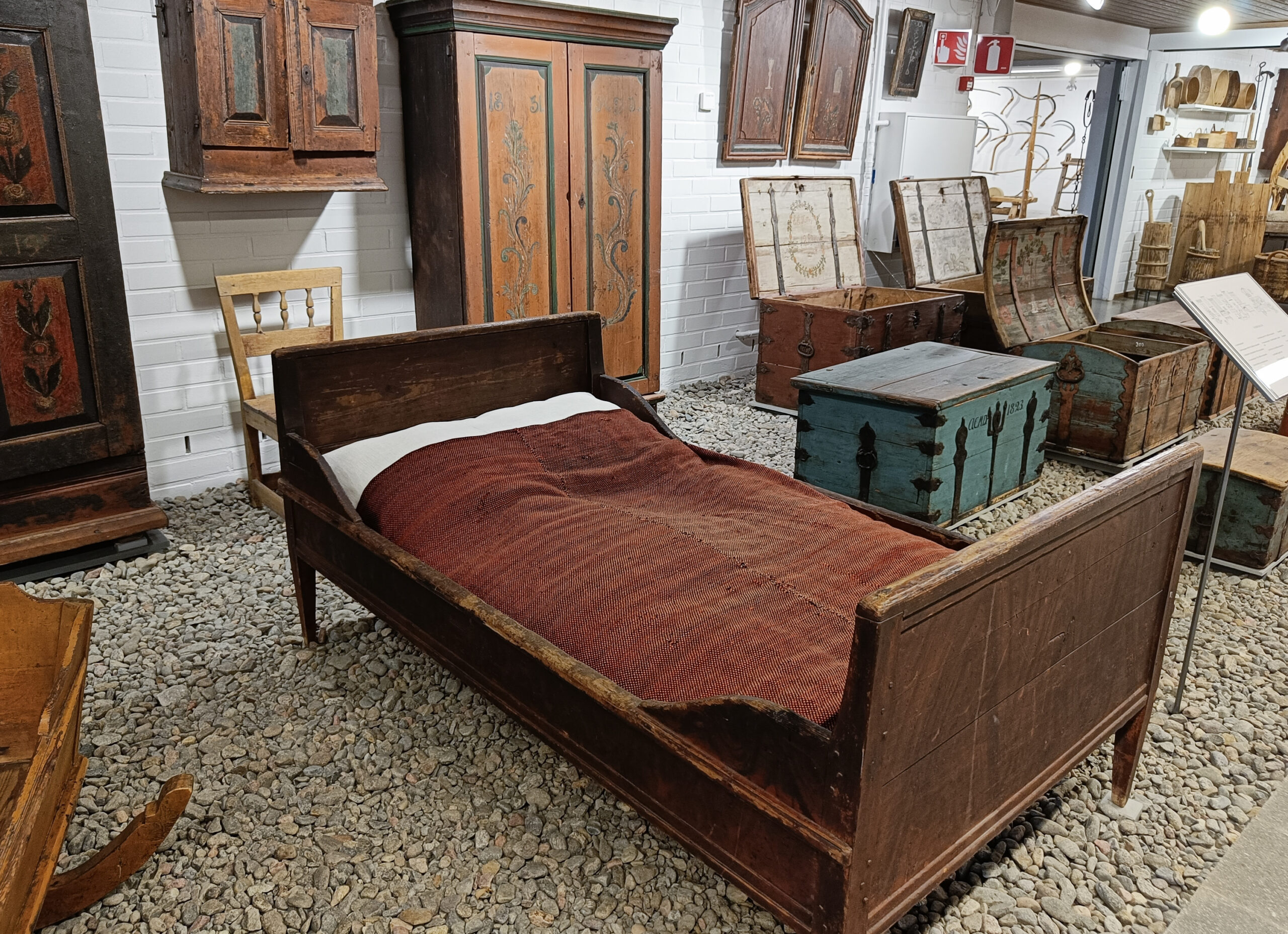 Kuvassa kuukauden esineenä oleva sänky. Kuva: Emil Cedercreutzin museo.